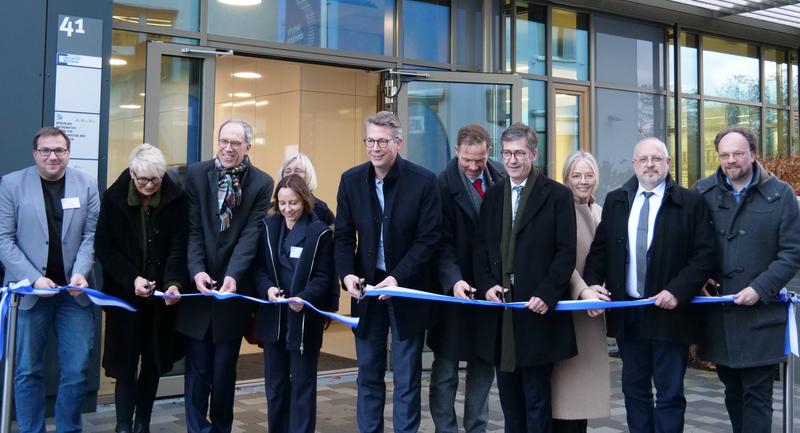 Unter anderem war Bayerns Wissenschaftsminister Markus Blume (Mitte) zu Gast, um gemeinsam mit Stefanie Petermichl (Vierte v.li.) und Paul Pauli (Dritter v.li.) das Band zur Einweihung zu durchschneiden.