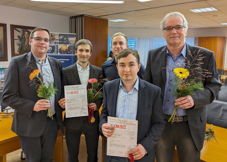 Vertreter der Preisträger-Forschungsgruppen der Ernst-Abbe-Hochschule Jena bei der Preisverleihung, von links nach rechts: Christian Schulze, Aliaksei Kobylinskiy, Felix Thumann (hinten), Sebastian Henkel (vorn), Prof. Bliedtner 