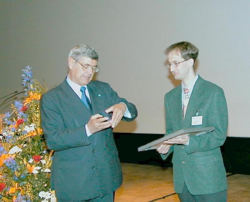 Überreichung der Schiebold Gedenkmünze 1999 an Dr.-Ing. Armin Fischer durch Professor Dr.-Ing. D. Schnitger, Vorsitzender  der Deutschen Gesellschaft für zerstörungsfreie Prüfung (DGZfP).