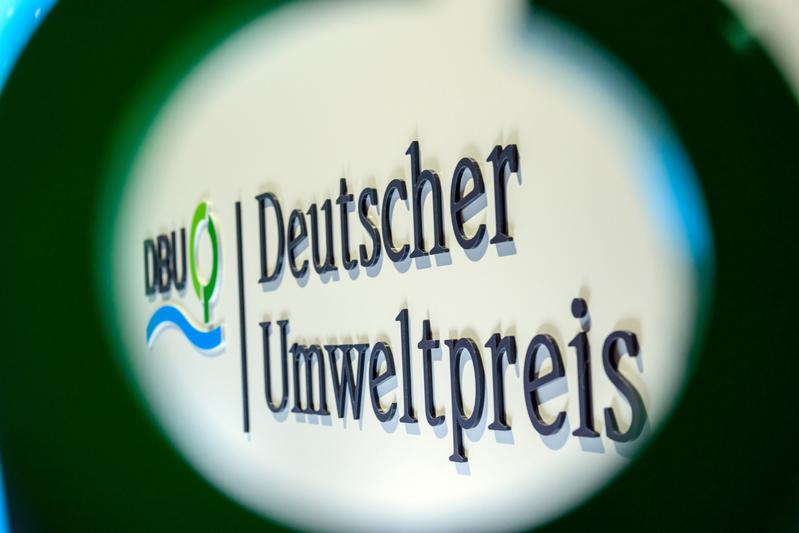Auswahlverfahren: Noch bis zum 15. Januar 2024 können Vorschläge für potenzielle Preisträgerinnen und Preisträger des mit 500.000 Euro dotierten Deutschen Umweltpreises der Deutschen Bundesstiftung Umwelt (DBU) eingereicht werden. 