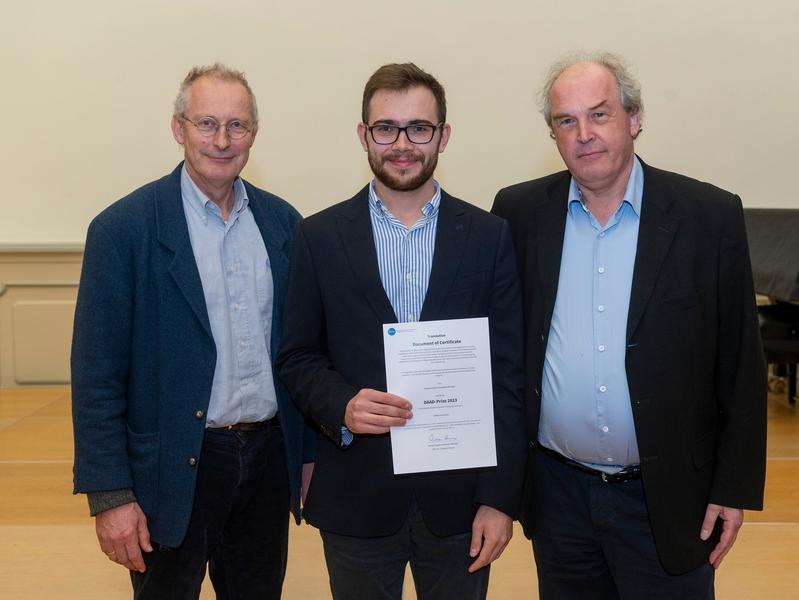 Verleihung des DAAD-Preises an Masterstudent Ostap Krynytskyy (Mitte), mit Vizepräsident Prof. Dr. Christian Ammer (links) und Prof. Dr. Jörg Stülke