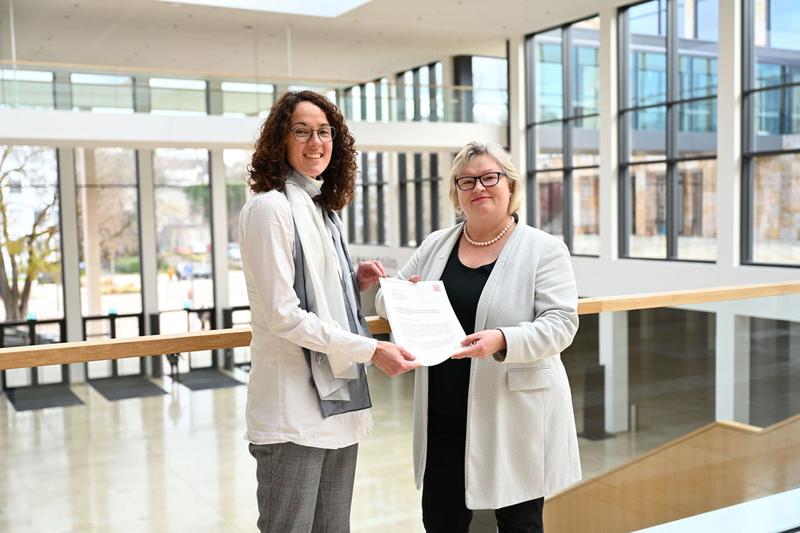 Die Hessische Wissenschaftsministerin Angela Dorn (li.) mit Hochschulpräsidentin Prof. Dr. Eva Waller. 