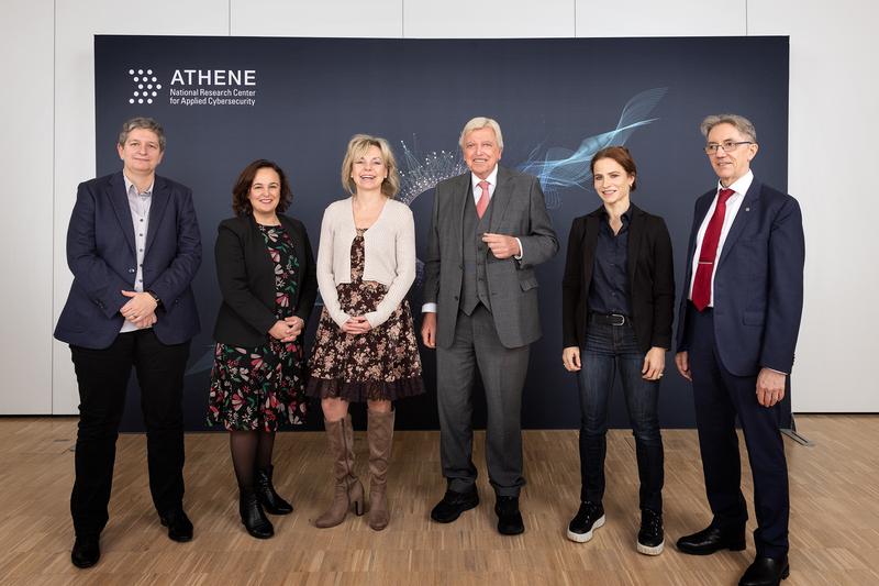 v.l.n.r.: Claudia Plattner, Ayse Asar, Prof. Sabine Döring, Volker Bouffier, Prof. Haya Schulmann, Prof. Michael Waidner