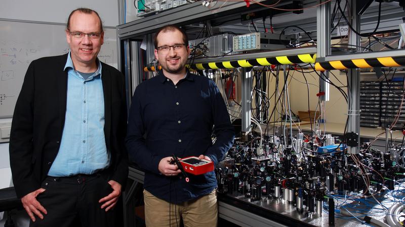 Das Team um Professor Herwig Ott (li.) und Max Althön haben die Trilobiten-Moleküle erzeugt. 
