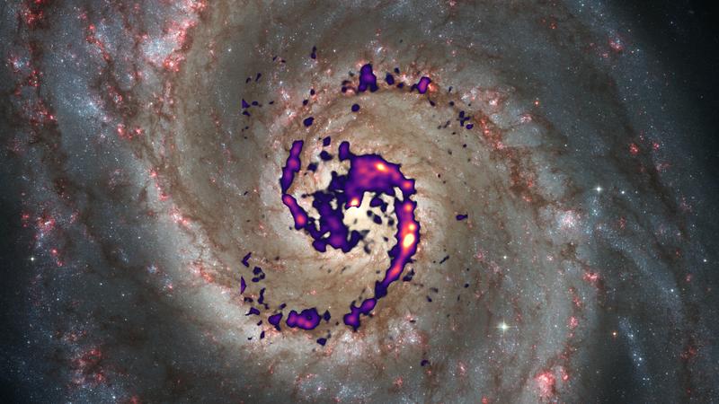 Diese Illustration zeigt die Verteilung der Strahlung des Diazenylium–Moleküls (Falschfarben) in der Whirlpool-Galaxie im Vergleich mit einem optischen Bild.