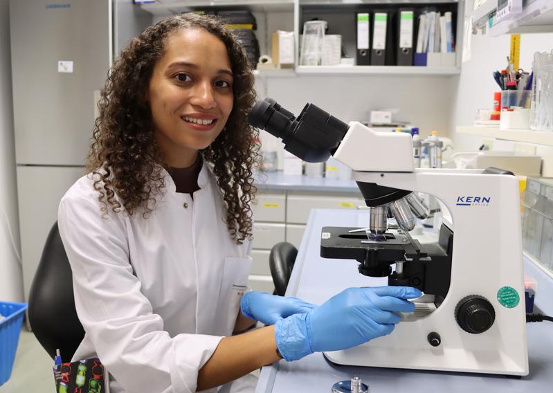 Rhonda McFleder forscht in der Neurologie am UKW zu Morbus Parkinson und erhielt im Mai 2023 die Juniorprofessur für Translationale Medizin. 