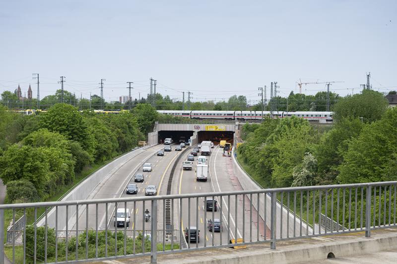 Forschende des KIT entwickeln ein neuartiges Berechnungsmodell, um die Reifen-Fahrbahn-Geräusch-Emission im Straßenverkehr zu mindern. (Foto: Markus Breig, KIT) 