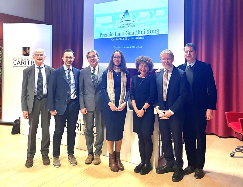 Gruppenbild im Rahmen des Festaktes: Jury des Premio Lino Gentilini mit der Preisträgerin Aleksandra Kosykh (Mitte), dem Stifter Iacopo Gentilini (3.v.l.) und Doktorvater Prof. Werner Lorenz (2.v.r.). 