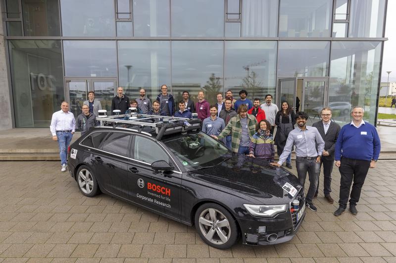 Das Team von AI-Drive mit einem Testfahrzeug von Bosch. Foto: Jürgen Gocke