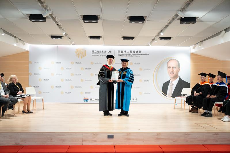 Zertifikat der Ehrendoktorwürde: Prof. Dr. Dr. h. c. Robert Grebner (links) und NKUST-Präsident Dr. Ching-Yu Yang 