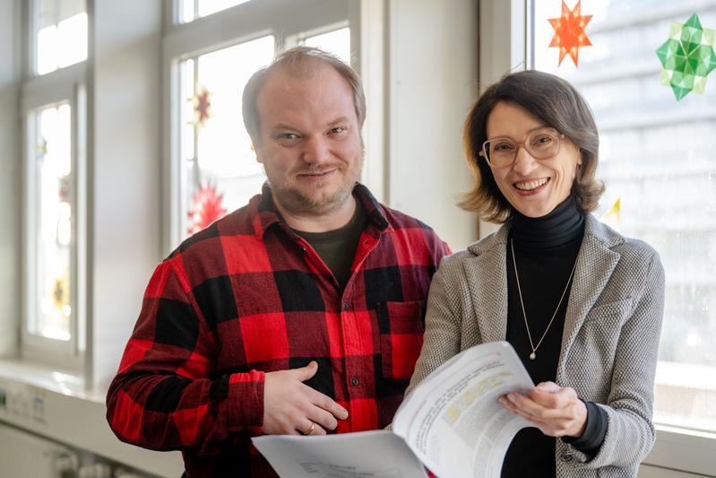 Verian Bader und Konstanze Winklhofer (rechts) sind der Entstehung neurodegenerativer Erkrankungen auf der Spur. 