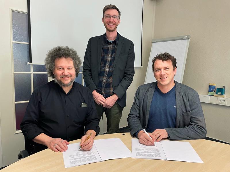 Prof. Dr.-Ing. Viktor Wesselak, Dr. Pascal Leibbrandt und Mathias Kurras (v.l.) bei der Unterzeichnung des Kooperationsvertrags 