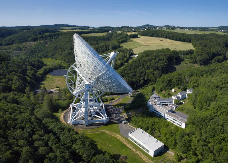 Die Tallage des Radioteleskops Effelsberg sorgte lange für einen guten Schutz vor anthropogenen Funkaussendungen. Der Einsatz großer Satellitenkonstellationen bereitet den Astronomen aber Kopfzerbrechen, denn die Satelliten stehen überall hoch am Himmel.
