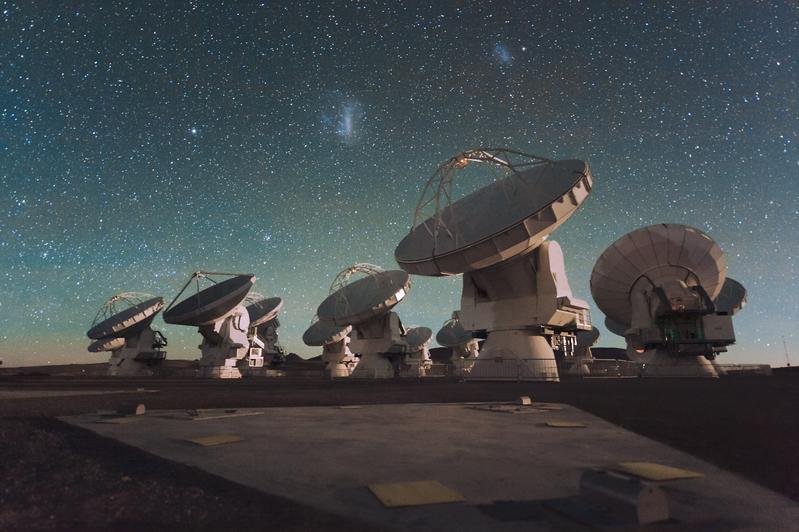 Das ALMA-Teleskop in der chilenischen Atacamawüste beobachtet bei sehr hohen Frequenzen. Durch den rasanten technischen Fortschritt wird in Zukunft auch auf diesen hohen Frequenzen Satellitenkommunikation die Beobachtungen beeinträchtigen. 