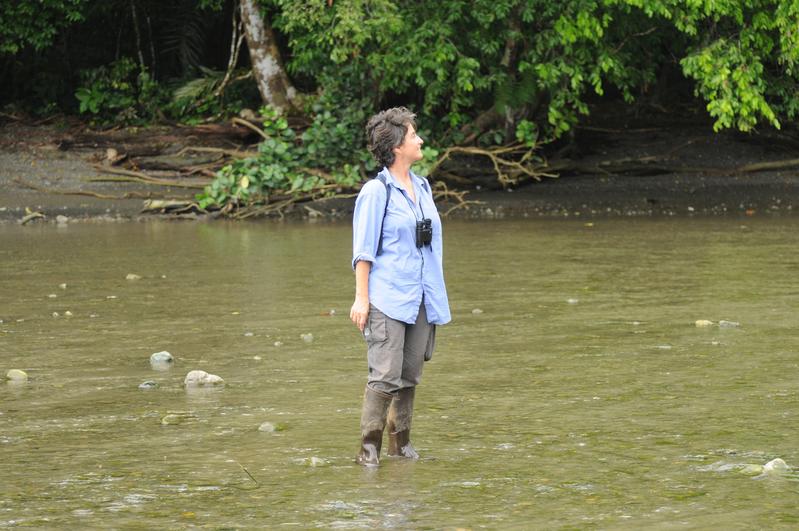 Die Ulmer Fledermausforscherin Prof. Elisabeth Kalko bei einem Forschungsaufenthalt in Costa Rica 