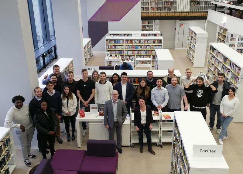 Studierendengruppen des Masters Wirtschaftsinformatik in den Räumlichkeiten der Stadtbibliothek Ludwigshafen