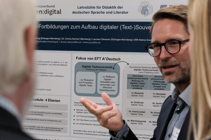 Bei der Auftaktveranstaltung der Projekte DiSo-SGW und DiäS, die Teil des Kompetenzverbundes lernen:digital sind, stellten Jörn Brüggemann (r.) und seine Kolleginnen und Kollegen die Projekte bei einer Posterpräsentation vor. 