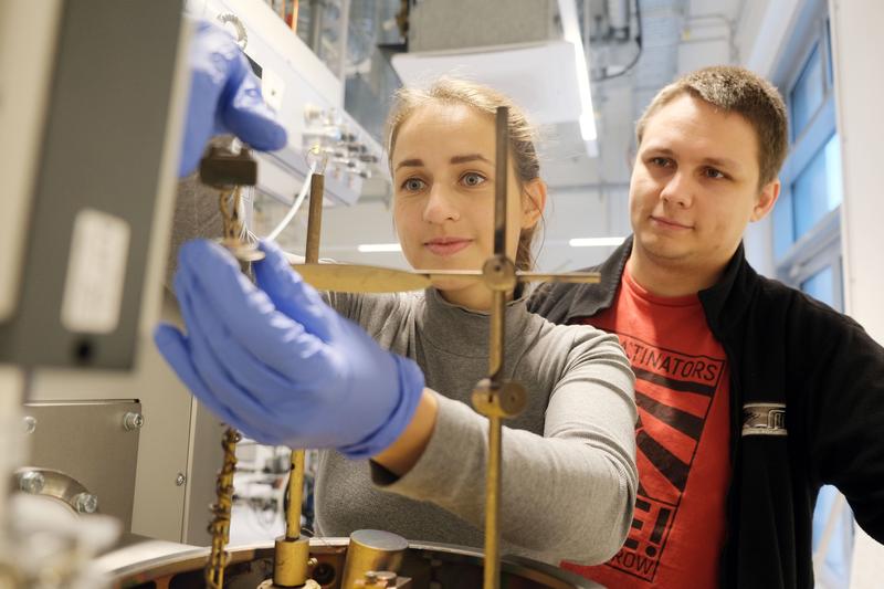 Maximiliane Noll und Maik-Ivo Terasa, Promovierende der Elektrotechnik und der Materialwissenschaft, bereiten im Labor ein Netzwerkmaterial aus Silber-Gold-Nanopartikeln vor. 