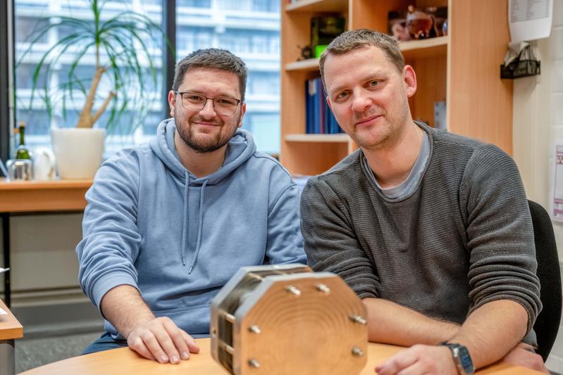 Kevinjeorjios Pellumbi (links) und Ulf-Peter Apfel forschen an der Ruhr-Universität Bochum und am Fraunhofer UMSICHT