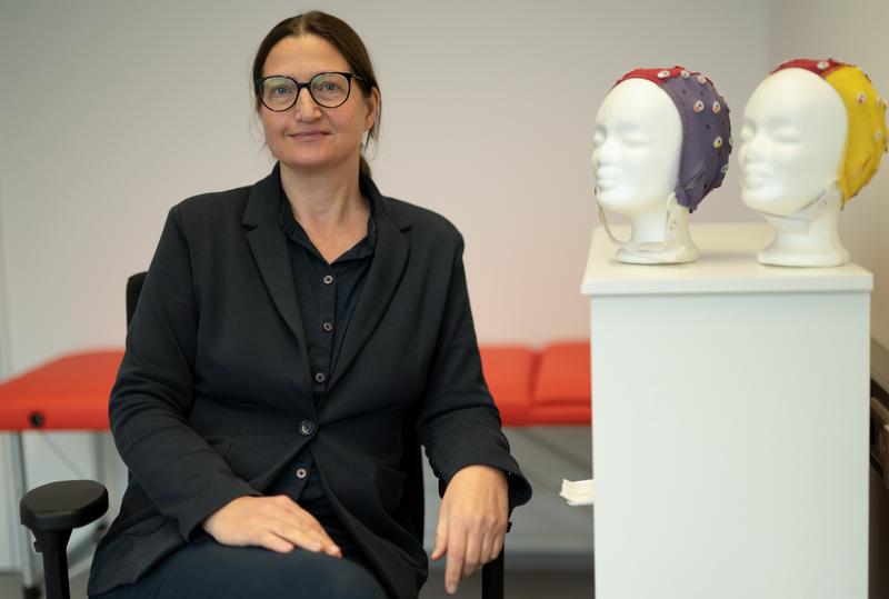 Prof. Dr. Karin Meißner beschäftigt sich damit, wie Menschen zu einer tiefen Entspannung gelangen. Mit Elektroenzephalografie (EEG) kann beispielsweise die Aktivität verschiedener Bereiche des Gehirns gemessen werden.