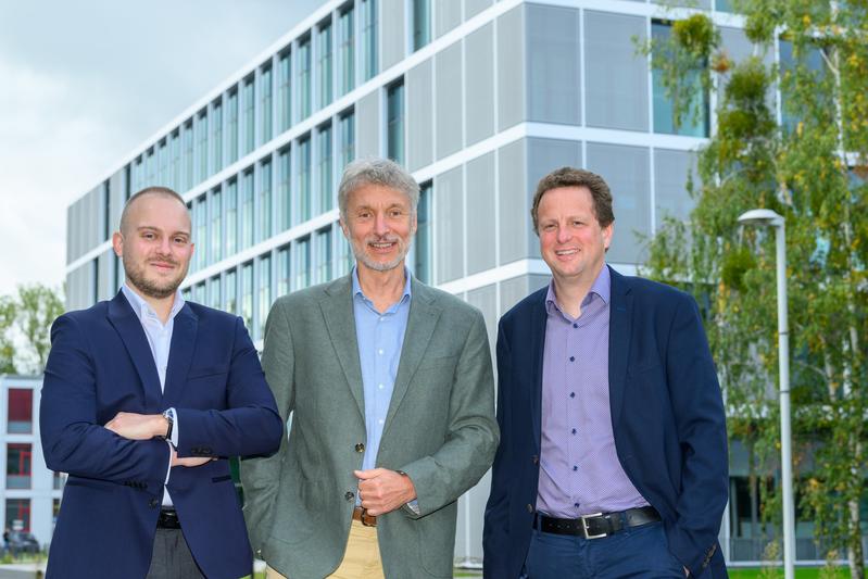 Radoslaw Wesolowski (links), Michael Bader (mitte) und Dr. Edgar Specker (rechts) entwickeln gemeinsam ein potenzielles Therapeutikum, das den Serotoninspiegel beeinflusst. 