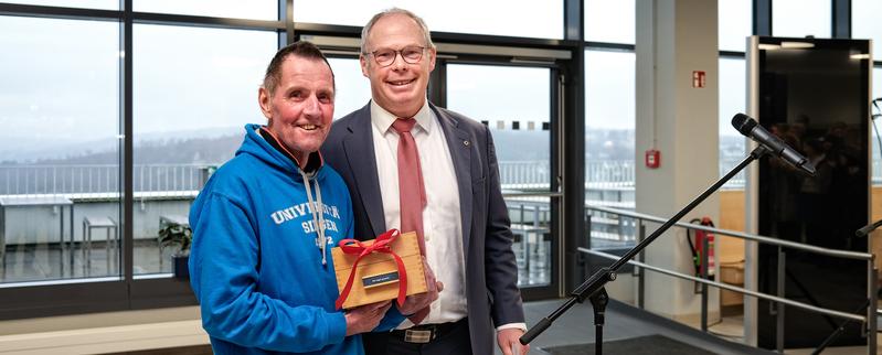  Holger Burckhart, ein ausgewiesener Fan von Bibliotheken, bekam bei seiner Verabschiedung von Kanzler Ulf Richter (rechts) einen klassischen Karteikasten mit Erinnerungen und vielen guten Wünschen.