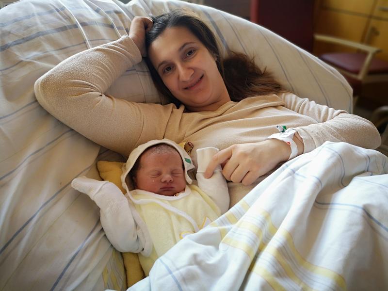 Cindy Ihle und ihre Tochter Tiana Jasmin - das Neujahrsbaby 2024 - werden in der Kinder- und Frauenklinik am Uniklinikum Dresden bestens versorgt.