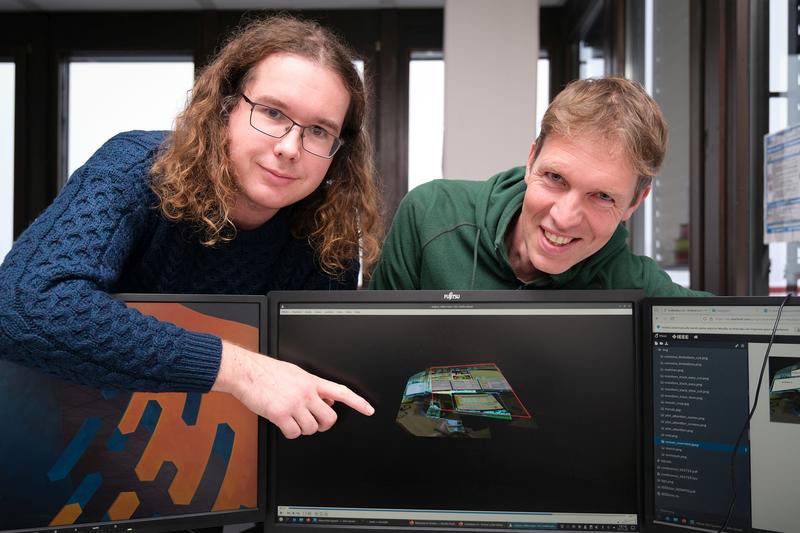 Jonas Pöhler und Prof. Dr. Kristof Van Laerhoven vom Siegener Projektteam. Die Darstellung auf dem PC-Bildschirm zeigt, wie die Interaktion zwischen Operateur*innen und ihrem jeweiligen System in der Leitstelle mittels Eye-Tracking erfasst wird.