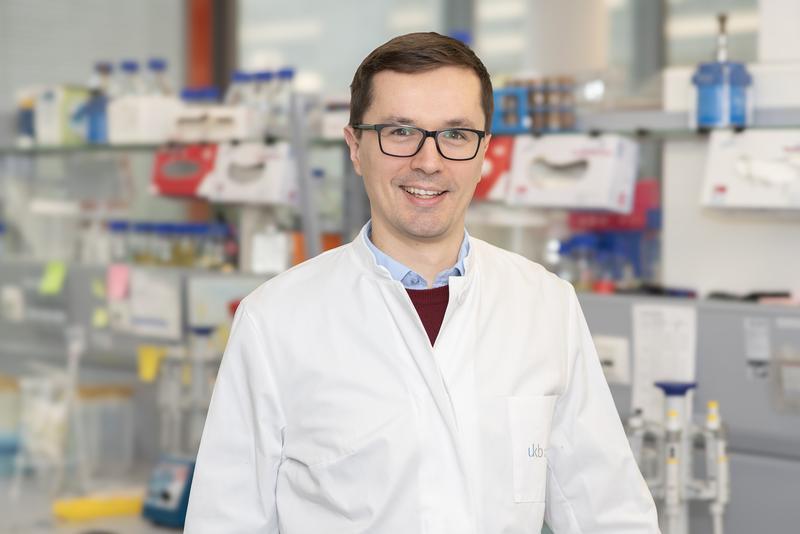 Experte für gezielten Abbau von Proteinen Radosław P. Nowak ist Professor für „Immune Engineering and Drug Discovery“ am Universitätsklinikum Bonn.