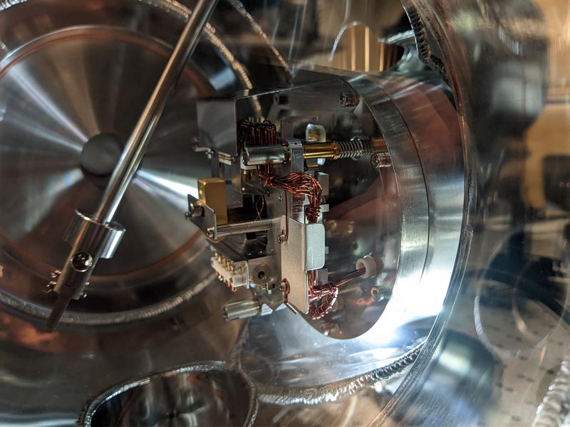 Looking into the vacuum chamber of the Photoemission Electron Microscope in Lund: The research team used a similar device to study electrons that had been released from a sample using laser pulses.