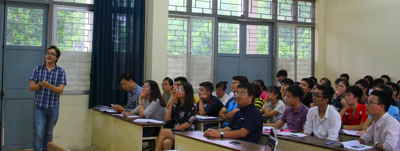 Zieht Studierende aus ganz Südostasien an: Esteban Mejia mit Studierenden an der Hanoi University of Science and Technology