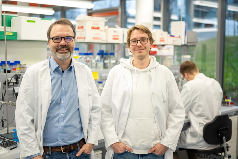 Forschende des Universitätsklinikum Bonn und der Universität Bonn ergründen einen wichtigen Membran-Transportmechanismus in krankheitserregenden Bakterien: PD Dr Gregor Hagelueken (li) und Philipp Hendricks (re.) gehören zum Forschungs-Team.