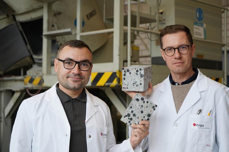 Beton ohne Emissionen: Empa-Forscher Mateusz Wyrzykowski (rechts) und Nikolajs Toropovs ersetzen herkömmliche Gesteinskörnungen durch Pellets aus Pflanzenkohle und loten damit das Potenzial von CO2-neutralem oder gar CO2-negativem Beton aus.