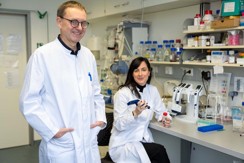 Hauptregulator für den Ofen im Körper entdeckt: (v. li.): Prof. Alexander Pfeifer und Dr. Laia Reverte-Salisa identifizieren Protein, das die Bildung von guten braunem und beigem Fett steigert.