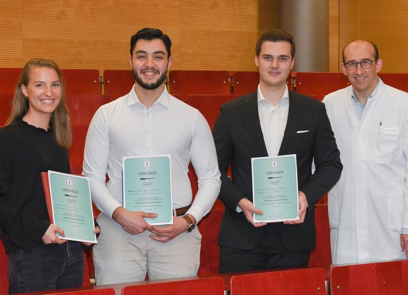 Die ausgezeichneten Zahnmedizinstudierenden Lenja Wiens, Yassine Laghmari und Christoph Rack sowie Prof. Dr. Gabriel Krastl, der Geschäftsführende Direktor des Zentrums für Zahn-, Mund- und Kiefergesundheit am Uniklinikum Würzburg (von links). 