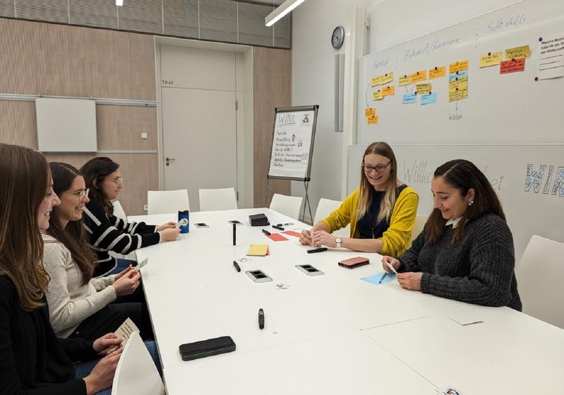 Professorin Mahsa Fischer (rechte Seite, rechts) und Melanie Schiffner (rechte Seite links) mit den Teilnehmerinnen des Workshops zu WINit.