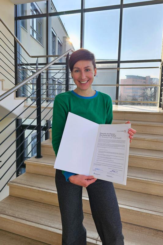 Angelika Roschka, Diversitätsbeauftragte der EAH Jena, mit der unterzeichneten Charta der Vielfalt