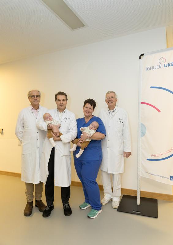 Erfolgreiche Geburt und Trennung von verbundenen Zwillingen im UKE: v.l. Prof. Dr. Kurt Hecher, Prof. Dr. Kon-rad Reinshagen, Mandy Lange, Stationsleitung neonatologische Intensivstation, und Prof. Dr. Dominique Singer mit den getrennten Zwillingen.