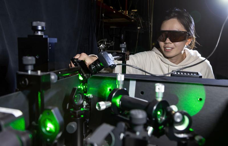 HDR-Photolumineszenz-Messplatz: Dr. Genghua Yan war verantwortlich für einen Großteil der Messungen. 
