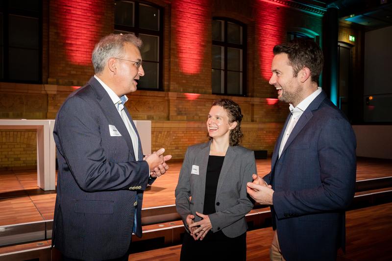 Prof. Dr.-Ing. Tim Michael Wibbeke, Dr. Aurélie Bartley und Nick Chudalla (v.l.) im Gespräch beim AiF-Innovationsdialog 