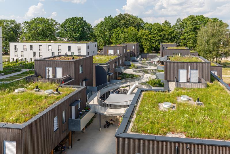 Teil der ökologischen Mustersiedlung im Prinz Eugen Park in München: Der Gebäudekomplex der Baugemeinschaft „gemeinsam größer II“ mit Gründächern. Insgesamt speichern die Gebäude der gesamten Mustersiedlung in der Holz-Konstruktion langfristig über 12.500