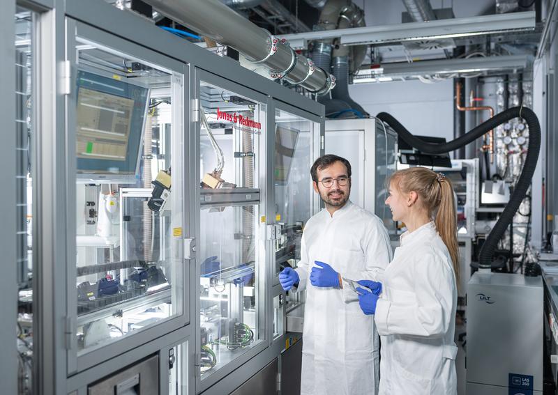 Fraunhofer IWS researchers are developing the components and cells to evaluate the new material system for solid-state batteries.