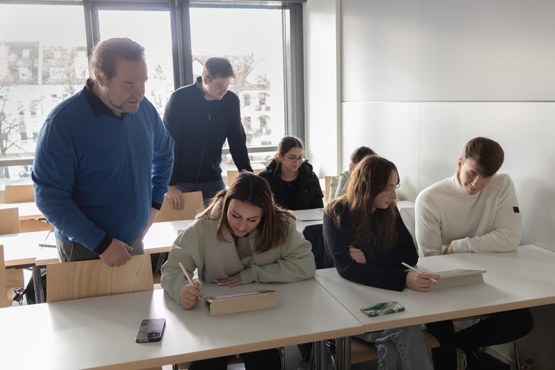 Aktuelle Themen des ersten Semesters geben den Schülerinnen und Schülern einen tollen Einblick in die Lehrinhalte und der Besuch einer Vorlesung an der Hochschule vermittelt zugleich echtes Studierendenfeeling