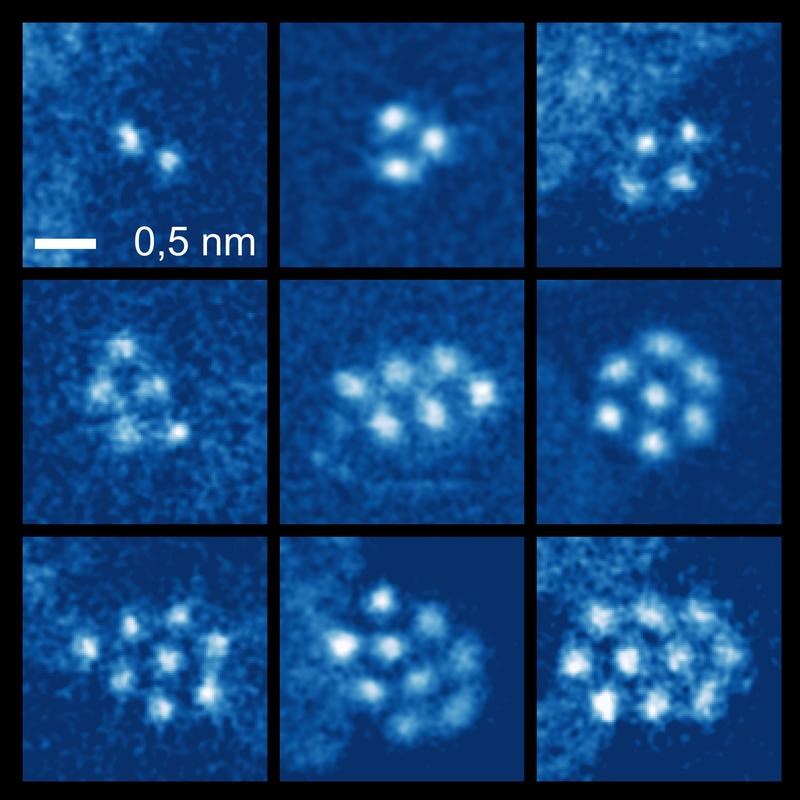 Xenon-Nanocluster zwischen zwei Graphenschichten, mit Größen zwischen zwei und zehn Atomen.