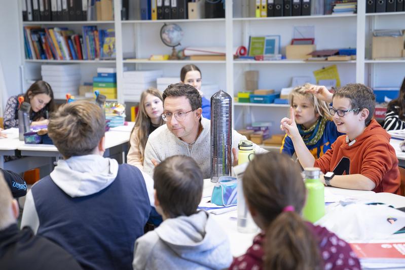 Dr. Christian Reimann, Leiter der Gruppe »Silizium und Spezialmaterialien« am Fraunhofer IISB in Erlangen, bringt den Kindern bei der MINT-Projektwoche »Kristalle« an der Montessori Schule Herzogenaurach die Welt der technischen Kristalle näher.