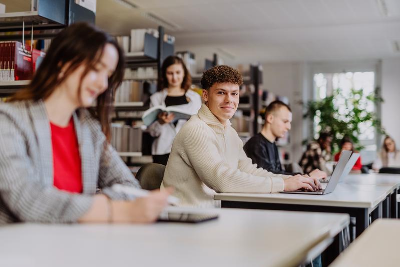 Bis 15. Januar 2024 läuft die Bewerbungsphase um einen Studienplatz an der Hochschule für Wirtschaft und Recht Berlin zum Sommersemester, das im April startet.  