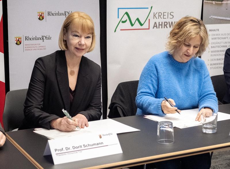 Präsidentin der Hochschule Trier Prof. Dr. Dorit Schumann (links) mit Kilmaschutzministerin Eder RLP bei der Unterzeichnung des Kooperationsvertrages.