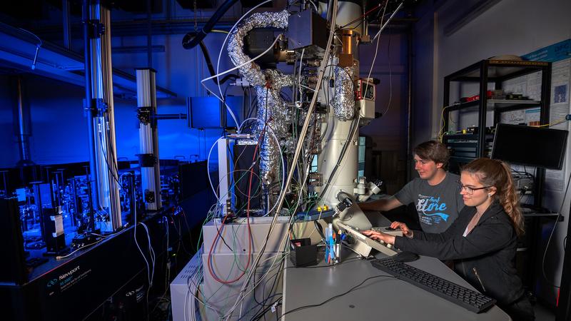 Jan-Wilke Henke and Jasmin Kappert, the Göttingen-based first authors of the new study, at the transmission electron microscope (TEM).