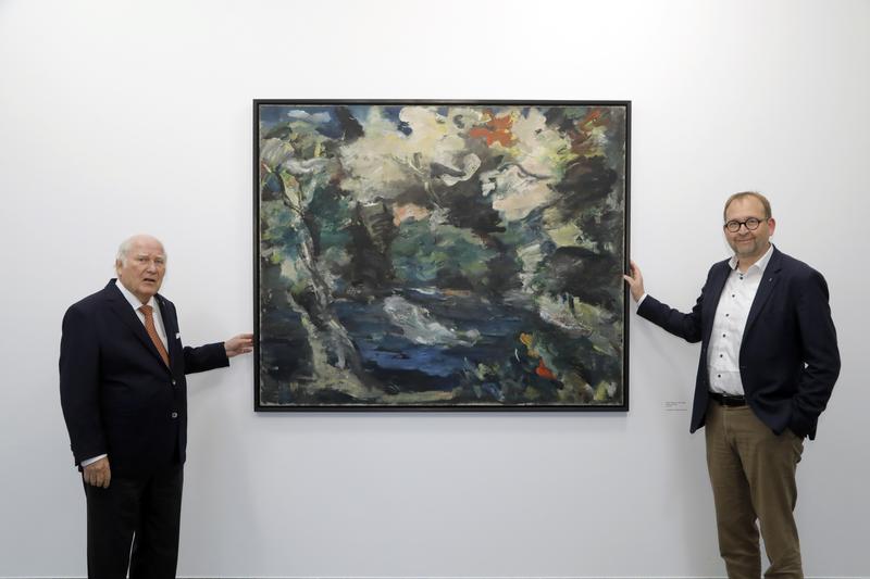 Senator E. h. Professor Carlo Giersch (l.) mit Universitätspräsident Prof. Enrico Schleiff vor Poelzigs „Metamorphosen“. 