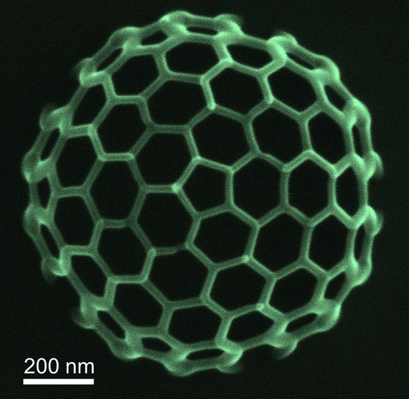 Mit der 3D-Nanodrucktechnik lassen sich beliebige Formen herstellen. Dieser Ball etwa besteht aus einzelnen Nano-Drähten. 